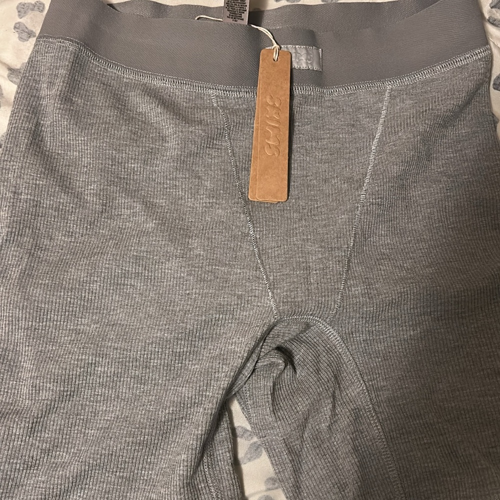 skims heather grey shorts, smoke free, never worn, size xs. i take cashapp!